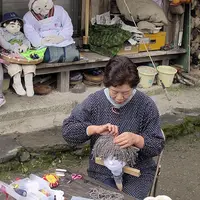 Tsukimi Ayano terlihat membuat boneka demi gantikan tetangga yang meninggal. (AP)