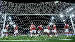 Sejumlah pemain Arsenal melihat bola yang masuk ke gawangnya pada laga persahabatan di ANZ Stadium, Sabtu (15/7/2017). Arsenal menang 3-1 atas Western Sydney Wanderers. (EPA/Dan Himbrechts)