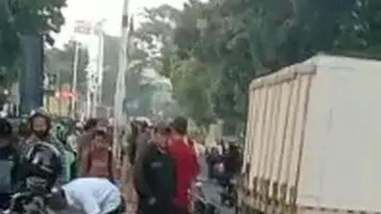 Tak Jera, Kini Pemotor Nekat Lawan Arah di Tengah Padatnya Lalu Lintas Jl Cideng Raya
