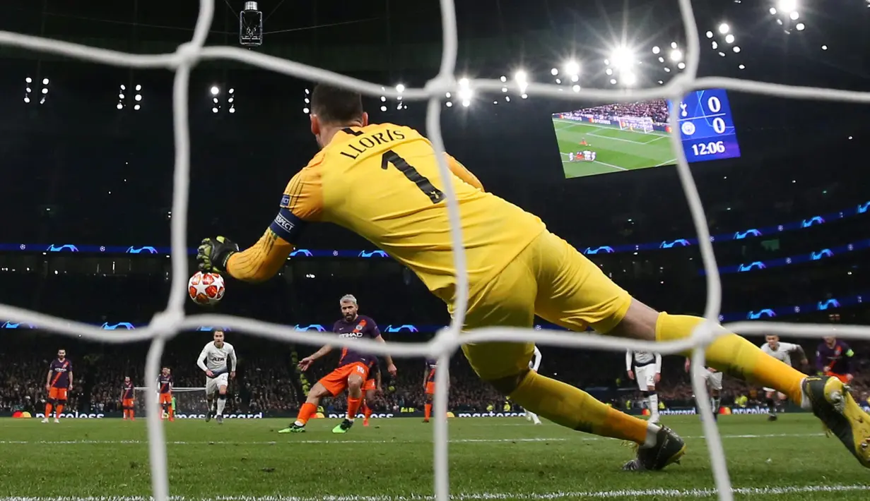 Kiper Tottenham Hotspur Hugo Lloris menepis tendangan penalti penyerang Manchester City Sergio Aguero saat bertanding pada leg pertama perempat final Liga Champions 2018-2019 di Tottenham Hotspur Stadium, London, Inggris, Selasa (9/4). (Reuters/Paul Childs)