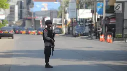 Anggota Brimob berjaga di depan Mako Brimob, Kelapa Dua, Depok, Kamis (9/5). Aparat Brimob memperketat pengamanan di Markas Komando Brimob menyusul peristiwa kerusuhan yang terjadi di rumah tahananannya. (Merdeka.com/Arie Basuki)