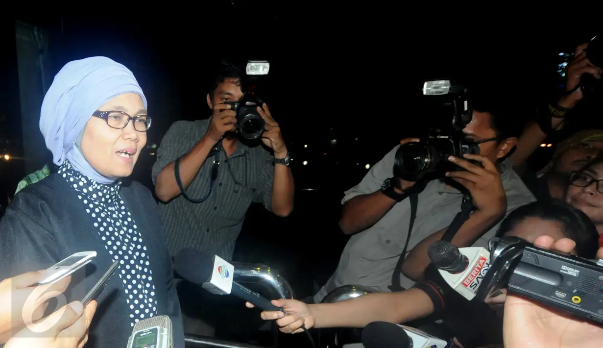 Sekjen DPR, Winantuningtyastiti Swasanani memberikan keterangan pers usai menjalani pemeriksaan KPK, Jakarta, Kamis (12/11/15). Winantuningtyastiti diperiksa sebagai saksi untuk Dewie Yasin Limpo. (Liputan6.com/Helmi Afandi)