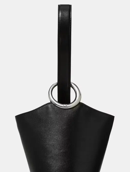 Puncaknya, saat menghadiri acara promosi di Paris, Lola tampil anggun membawa Halo Mini Bucket Bag dari Kate Spade. Kehadiran tas ikonis ini menandai penampilan kelima Lola dengan koleksi Kate Spade selama tur internasionalnya.