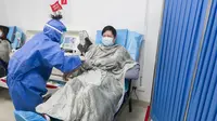 Pasien yang  pulih dari coronavirus menyumbangkan plasma di Pusat Darah Wuhan di Wuhan, Hubei, China (17/2/2020). Beberapa pasien yang telah sembuh menganggap menjadi donor sebagai cara berterima kasih kepada masyarakat karena telah menerima perawatan yang efektif dan tepat waktu. (Xinhua/Cai Yang)
