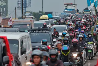 Empat titik lokasi di Jalur Pantura ruas Kabupaten Bekasi menjadi simpul kemacetan arus mudik Lebaran 2023. (Liputan6.com/Angga Yuniar)