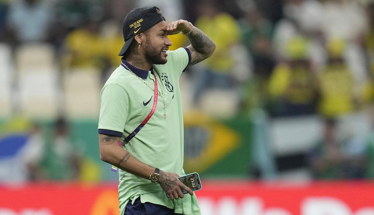 Namun, ada momen yang cukup menarik terekam dari salah satu foto yang diambil oleh fotografer Associated Press, yaitu Natacha Pisarenko saat Neymar menggengam HPnya. (AP/Natacha Pisarenko)