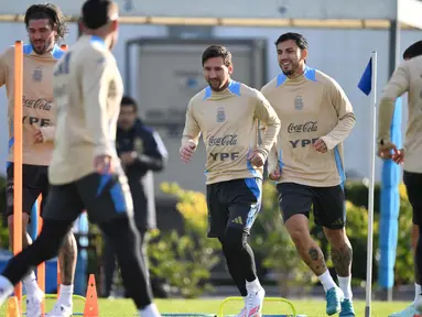 Pemain Tim Nasional (Timnas) Argentina Rodrigo De Paul, Lionel Messi dan gelandang Leandro Paredes (kiri ke kanan) mengambil bagian dalam sesi latihan di Ezeiza, provinsi Buenos Aires, Argentina pada 3 Juni 2025. (LUIS ROBAYO/AFP)