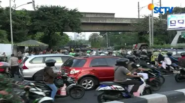 Mengantisipasi kemacetan dampak aksi unjuk rasa di kawasan Monas arus lalu-lintas menuju Jalan Merdeka Selatan dan Merdeka Utara ditutup.