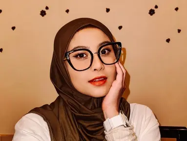 Inilah potret Awkarin yang terlihat makin religius saat mengenakan hijab. Pemilik nama asli Karin Novilda Sulaiman ini sukses bikin pangling netizen. Pasalnya, Karin Novilda justru banjir pujian dengan transformasi Awkarin yang mengenakan hijab ini. (Liputan6.com/IG/narinkovilda).