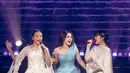 Duet bareng Yura Yunita dan Isyana Sarasvati, Mahalini Raharja menjelma jadi Cinderella di atas panggung. Mahalini kembali kenakan one shoulder dress dari Wiki Wu dengan aksen Draperry 3D berwarna sky blue [@mahaliniraharja]