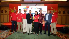 Wakil Ketua PP PBVSI. Djoko Sardono (ketiga kiri) menyerahkan bola kepada Wianda Pusponegoro (Vice President for Corporate Communication PT. Pertamina) saat peluncuran Pertamina Proliga 2016 di Jakarta, Rabu (10/2/2016). (Liputan6.com/Helmi Fithriansyah)