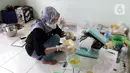 Mantan pegawai KPK bidang Humas, Tata Khoiriyah bersiap membuat adonan di tempat pembuatan kue kering miliknya, Jakarta, Kamis (21/10/2021). Aktivitas berbisnis kue kering digeluti Tata Khoiriyah sambil terus melanjutkan perlawanan terhadap pemecatan. (Liputan6.com/Helmi Fithriansyah)