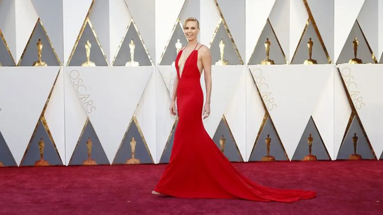 10 Selebriti Dengan Gaun Terbaik di Red Carpet Oscar 2016-California