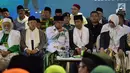 Presiden Joko Widodo berbincang dengan Ketum PBNU Said Aqil Siroj saat menghadiri pembukaan musyawarah nasional dan konferensi besar Nahdlatul Ulama di Banjar, Jawa Barat, Rabu (27/2). (Liputan6.com/Angga Yuniar)