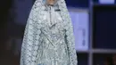 Model mengenakan busana rancangan desainer Nuniek Mawardi saat tampil dalam Muslim Fashion Festival 2018 di Jakarta, Jumat (20/4). Nuniek Mawardi menampilkan rancanganya dengan tema 'SVRGA'. (Liputan6.com/Faizal Fanani)