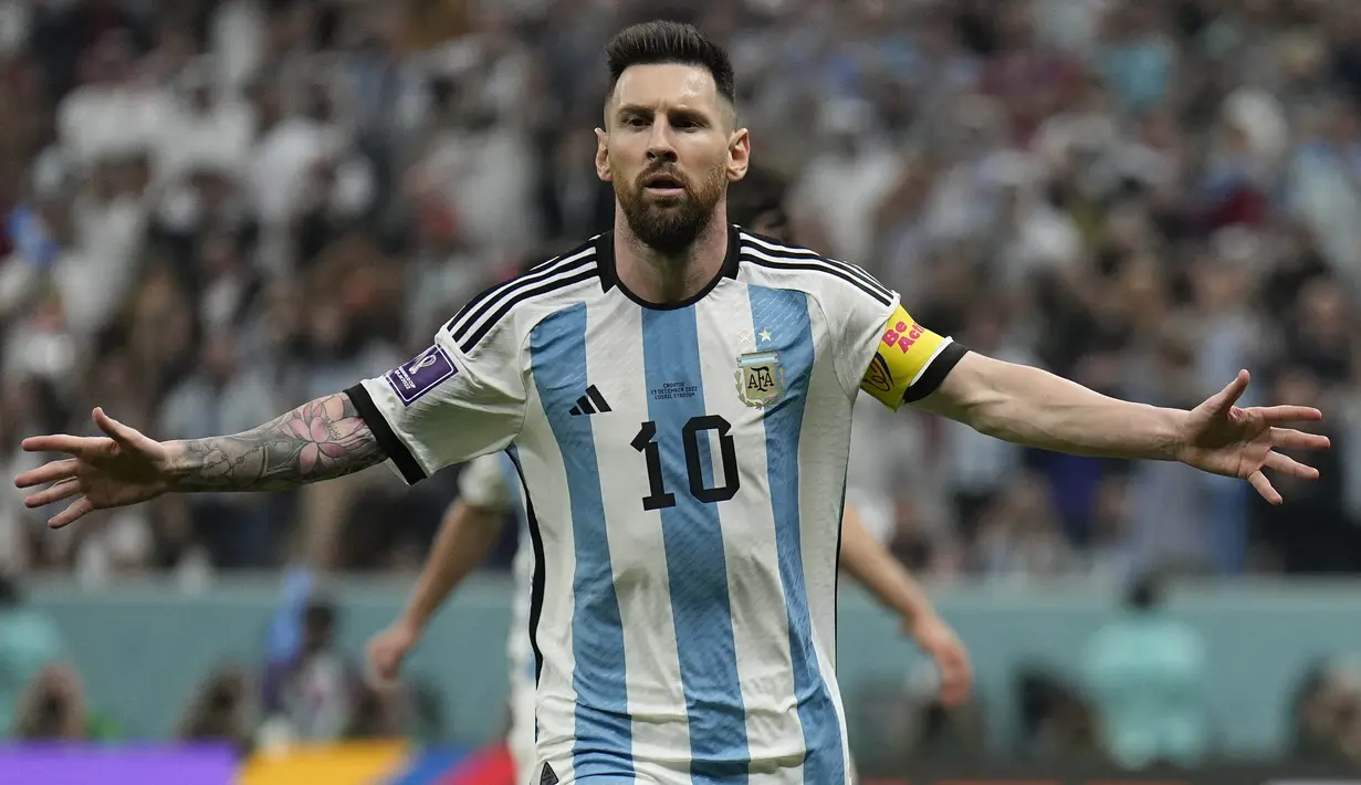 Penyerang Argentina, Lionel Messi berselebrasi usai mencetak gol lewat penalti ke gawang Kroasia pada pertandingan semifinal Piala Dunia 2022 di Stadion Lusail di Lusail, Qatar, Rabu (14/12/2022). Argentina menang telak atas Kroasia dengan skor 3-0. (AP Photo/Martin Meissner)