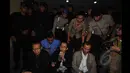 Wakil Ketua KPK Adnan Pandu Praja dan Zulkarnaen sempat duduk di depan ruang teras utama Mabes Polri, Jakarta, Jumat (23/1/2015). (Liputan6.com/Miftahul Hayat)