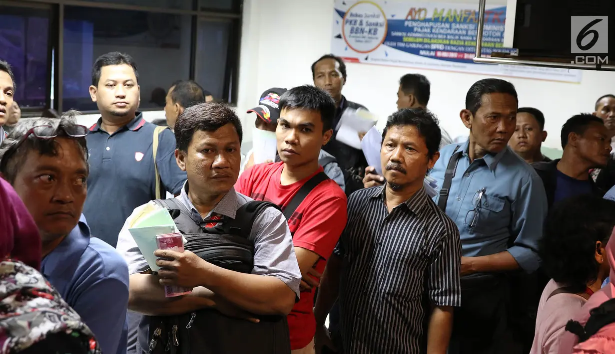 Warga antre mengurus pembayaran pajak kendaraan di Ditlantas Polda Metro Jaya, Jakarta, Senin (31/7). Pemutihan denda pajak tersebut diberlakukan sejak 19 Juli lalu hingga 31 Agustus 2017. (Liputan6.com/Immanuel Antonius)