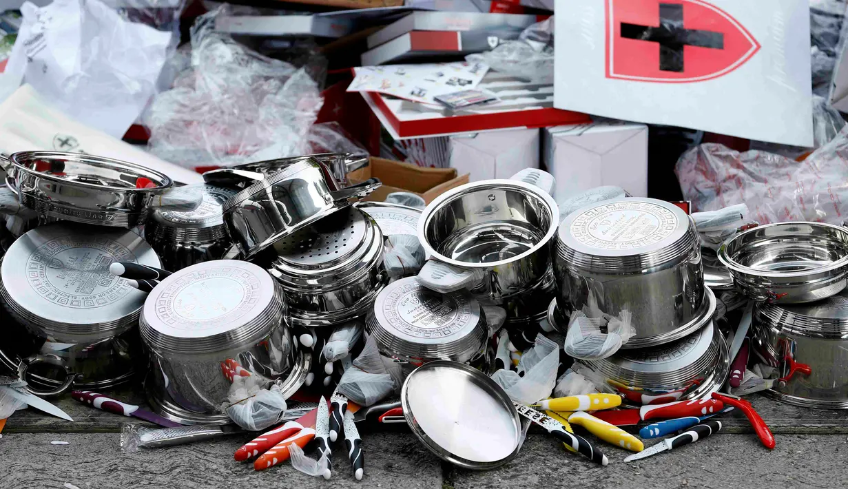 Panci palsu dan peralatan dapur yang disita Badan Bea Cukai Swiss saat menunggu untuk dihancurkan dengan alat berat, di Jenewa, Swiss, Selasa (16/6/2015). (REUTERS/Pierre Albouy)