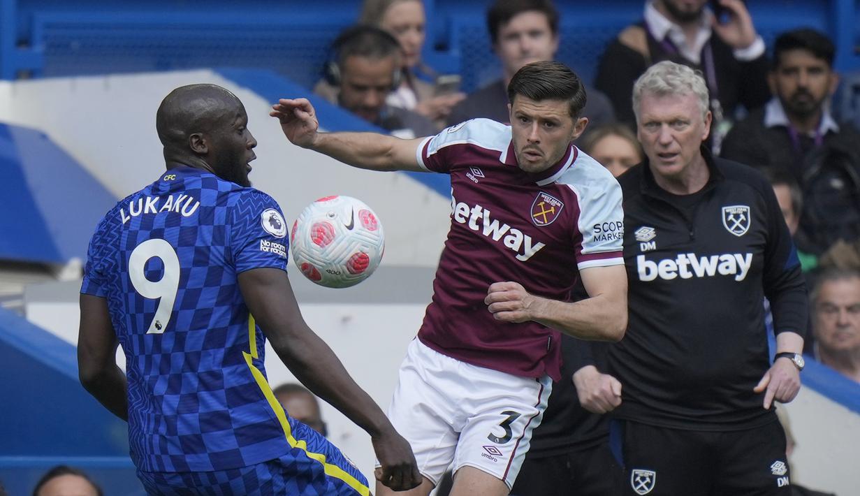 <p>Penyerang Chelsea, Romelu Lukaku berebut bola dengan pemain West Ham, Aaron Cresswell selama pertandingan lanjutan Liga Inggris di Stamford Bridge di London, Minggu (24/4/2022). Chelsea memenangkan pertandingan atas West Ham 1-0. (AP Photo/Alastair Grant)</p>