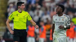 Situasi memanas ketika, Simeone memberikan gestur ke Vinicius dengan mengarahkan tangannya ke kuping dan tribun stadion. Pemain Brasil tersebut tidak terima dan terlibat cekcok dengan Simeone. (AP Photo/Altaf Qadri)