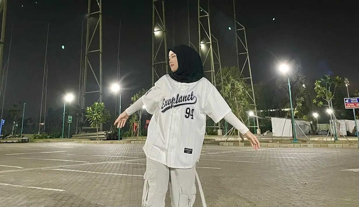 Celana cargo juga menjadi penyempurna jersey yang dikenakan oleh Putri Delina. [Foto: Instagram/ Putri Delina]