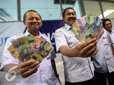 Direktur Utama Perum Peruri, Prasetyo bersama jajaran menunjukan uang baru usai mengikuti Peruri media visit 2017 di Perusahaan Umum Percetakan Uang Indonesia (Peruri), Karawang, Jawa Barat, Rabu (18/1). (Liputan6.com/Faizal Fanani)