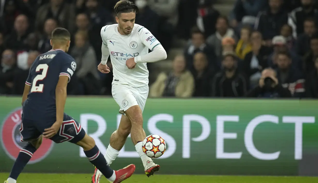 Gelandang Manchester City, Jack Grealish berusaha melewati bek PSG, Achraf Hakimi pada pertandingan grup A Liga Champions di Parc des Princes di Paris, Rabu (29/9/2021). PSG menang atas Manchester City dengan skor 2-0. (AP Photo/Christophe Ena)