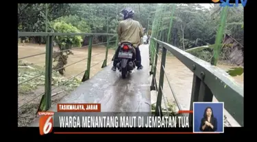 Warga terpaksa menggunakan jembatan berkarat untuk beraktivitas karena merupakan satu-satunya akses ke Kecamatan Cipatujah.