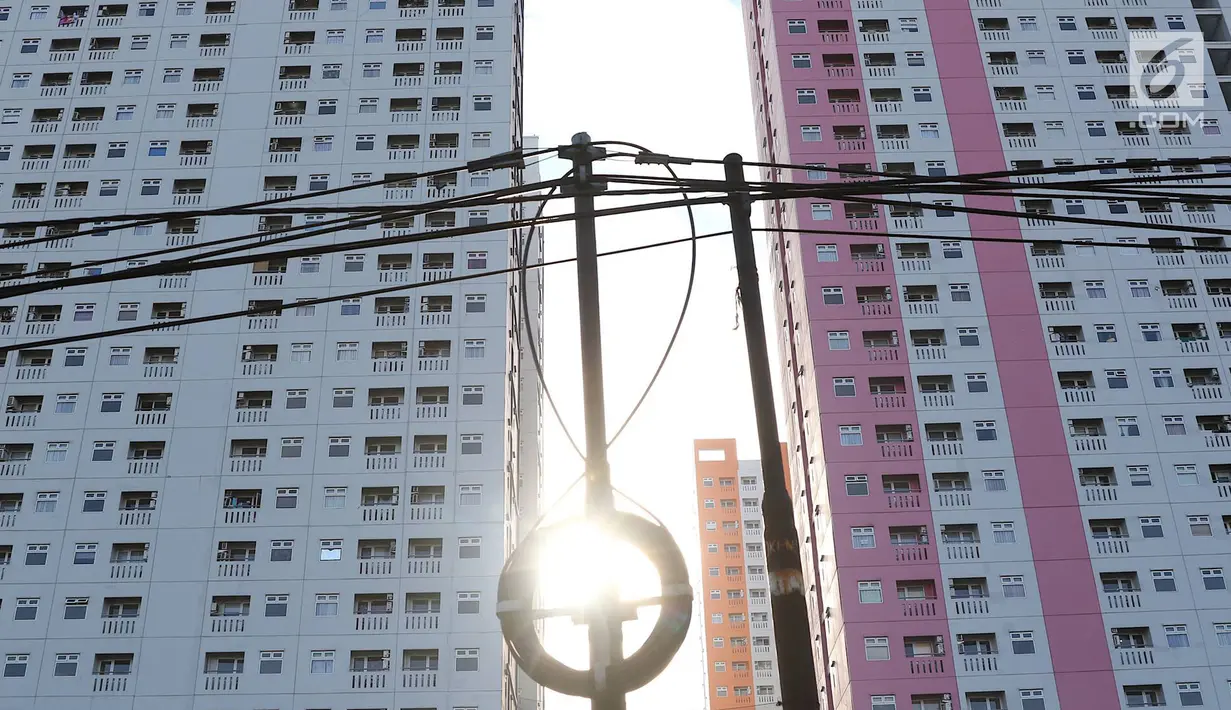 Suasana bangunan apartemen yang berjejer di Jakarta, Rabu (13/3). Semakin terbatasnya lahan kosong di Ibukota menjadikan hunian veertikal sebagai salah satu solusi bagi permasalahan pemukiman penduduk. (Liputan6.cpm/Immanuel Antonius)