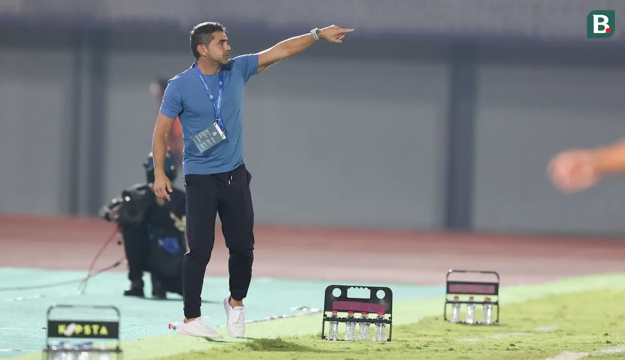 <p>Pelatih kepala Persita Tangerang, Luis Duran memberi instruksi kepada pemainnya saat menghadapi PSS Sleman pada laga pekan ke-9 BRI Liga 1 2023/2024 di Stadion Indomilk Arena, Tangerang, Jumat (18/8/2023). (Bola.com/Abdul Aziz)</p>