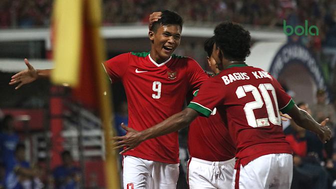 Sultan Zico dan Bagus Kahfi selebrasi bersama Timnas Indonesia U-16 di Piala AFF U-16 2018. (Bola.com/Aditya Wany)