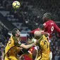 Pemain Manchester United, Romelu Lukaku mencoba menyundul bola dari jangkauan para pemain Brighton pada lanjutan Premier League di Old Trafford, Manchester,(25/11/2017). Manchester United menang tipis 1-0. (Martin Rickett/PA via AP)