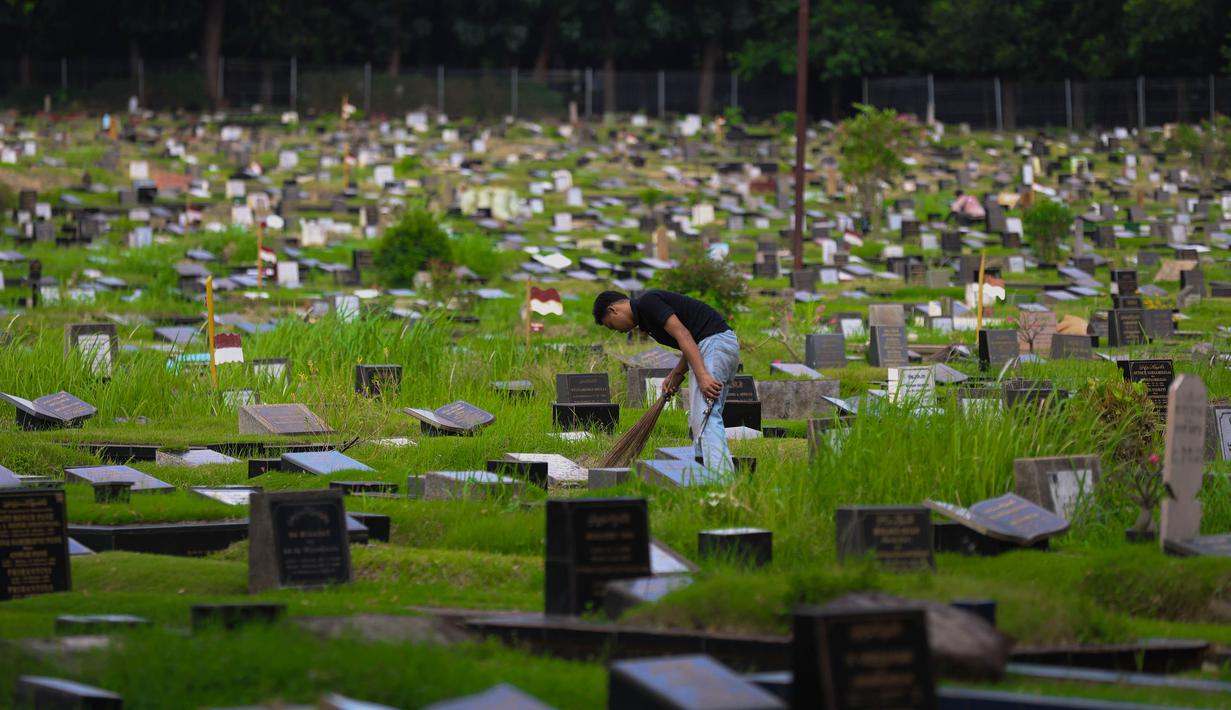 Suasana salah satu Tempat Pemakaman Umum (TPU) yang ada di Jakarta pada Rabu (5/11/2025). Sementara ini, solusi utama untuk mengatasi permasalahan ini adalah dengan menggunakan sistem makam tumpang. Dalam sistem tumpang ini, TPU yang sudah penuh, menumpuk jenazah dalam satu liang lahat yang sama. Sistem ini hanya dikhususkan bagi ahli waris yang memiliki makam keluarga di sana. (Kapanlagi.com/Budy Santoso)