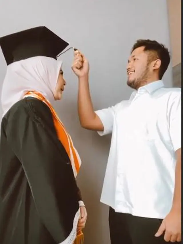 6 Momen Bahagia Kesha Ratuliu saat Wisuda, Ditemani Tunangannya