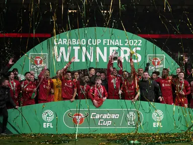 Pemain Liverpool merayakan dengan trofi piala Carabao Cup usai pertandingan Final Carabao Cup di Stadion Wembley, London, Senin (28/2/2022). Liverpool memenangkan adu penalti 11-10 setelah pertandingan berakhir imbang 0-0. (AP Photo/Alastair Grant)