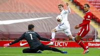Pemain Leeds United, Patrick Bamford, mencetak gol ke gawang Liverpool pada laga Premier League di Stadion Anfield, Minggu (13/9/2020). Liverpool menang dengan skor 4-3. (Phil Noble, Pool via AP)