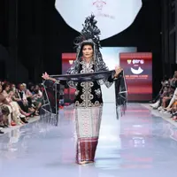 Acara  pameran The Flying Cloth ditutup dengan fashion showcase yang memukau pada 24 November 2024, menampilkan koleksi kain tradisional yang diolah menjadi pakaian siap pakai (ready-to-wear). [Dok/Merdi Sihombing].