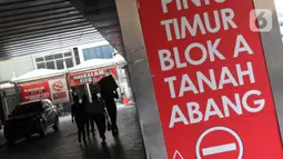 Warga melintas di pasar Blok A Tanah Abang, Jakarta Jumat (27/3/2020). Sebagai upaya pencegahan penularan virus Corona COVID-19, Perumda Pasar Jaya menutup sementara aktivitas perdagangan di Pasar Tanah Abang Blok A, B dan F terhitung 27 Maret hingga 5 April 2020. (Liputan6.com/Helmi Fithriansyah)
