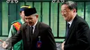 Ketua Majelis Permusyawaratan Tiongkok Yu Zhengseng (kanan) tiba di Masjid Istiqlal, Jakarta, Senin (27/7). Yu Zengsheng senang melakukan kunjungan ke Indonesia, kekagumannya terhadap toleransi antarumat beragama. (Liputan6.com/Herman Zakharia)