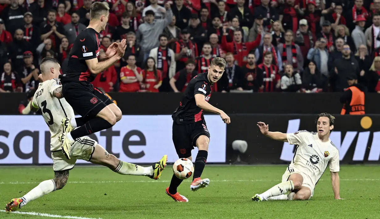 Bek Bayer Leverkusen, Josip Stanisic (tengah) mencetak gol penyeimbang 2-2 ke gawang AS Roma pada laga leg kedua semifinal Liga Europa 2023/2024 di BayArena, Leverkusen, Kamis (9/5/2024). (dpa via AP Photo/Bernd Thissen)