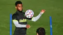 Gelandang Atletico Madrid, Thomas Lemar mengontrol bola saat mengikuti latihan tim di Majadahonda, pinggiran Madrid, Spanyol, Senin (26/10/2020). Atletico Madrid akan bertanding melawan Salzburg pada grup A Liga Champions. (AFP/Gabriel Bouys)