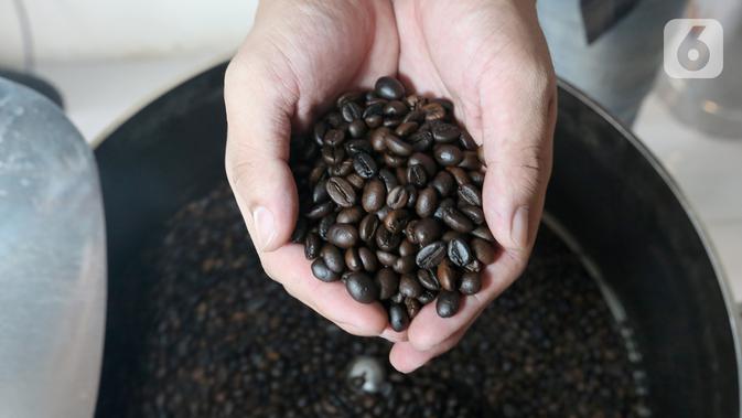 Coffee Roaster menunjukkan biji kopi robusta yang telah disangrai atau diroasting di Mula Kopi Nusantara, BSD, Tangerang Selatan,  Selasa (25/02/2020). Proses roasting akan mengalami perubahan mulai dari pengurangan kadar air,  berat dan ukuran hingga perubahan warna. (Liputan6.com/Fery Pradolo)
