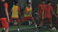 Pemain asing Arema FC, Bruno Smith, sudah kembali berlatih bersama rekan-rekan setimnya di sebuah lapangan futsal di Malang, Senin (19/10/2020). (Bola.com/Iwan Setiawan)