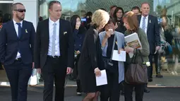 Helen Chan (kedua kanan) ibu dari jenazah Andrew Chan terlihat menangis  saat upacara pemakamannya di Sydney, Australia (8/5/2015). Andrew Chan dieksekusi mati pemerintah Indonesia pada Rabu 29 April lalu . (AFP PHOTO/Peter PARKS)