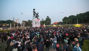 Aksi Mahasiswa Panjat Monumen Tugu Tani, Bentangkan Spanduk Raksasa