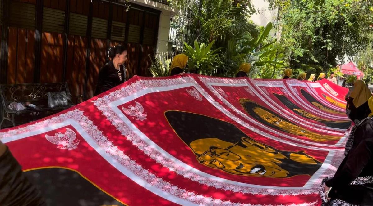 Datangi Rumah Jokowi di Solo, Puluhan Emak-Emak Asal Depok Bentangkan Spanduk 27 Meter
