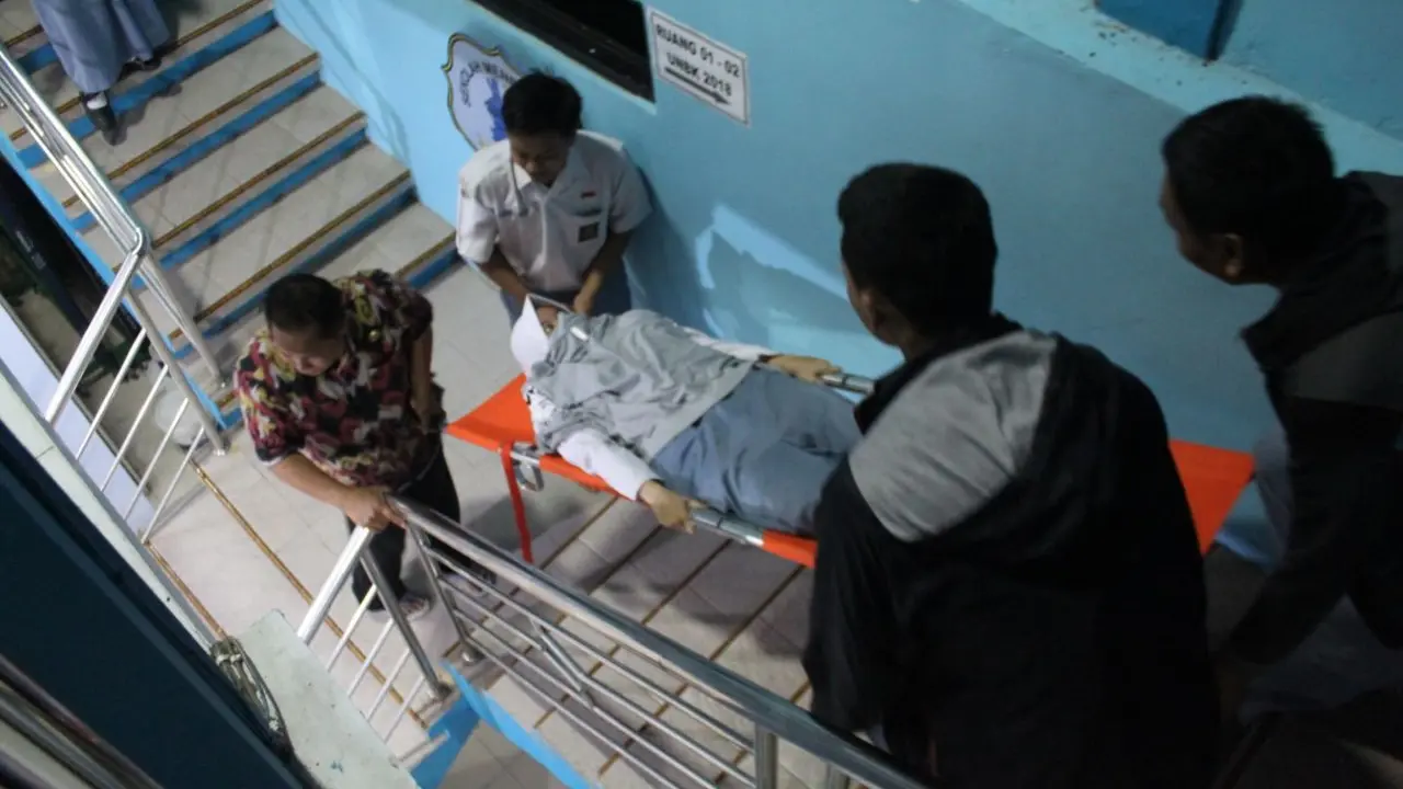 Perjuangan Siswi Purbalingga Ikut UNBK hingga Ditandu Masuk Ruang Ujian