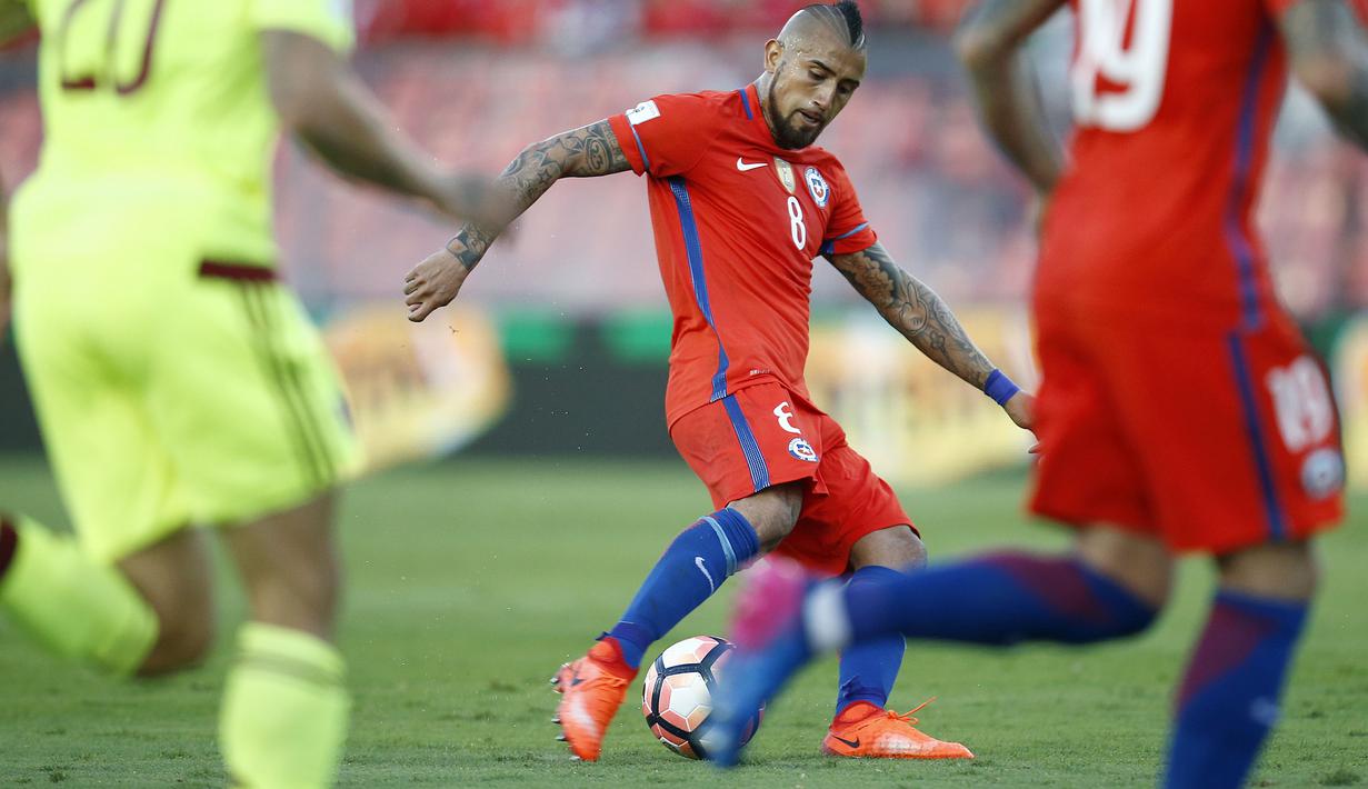 Pemain Timnas Chile, Arturo Vidal telah mengoleksi enam gol untuk Negaranya  selama babak kualifikasi Piala Dunia 2018  zona CONMEBOL jumlah ini sama dengan Neymar yakni enam gol. (EPA/Mario Ruiz)