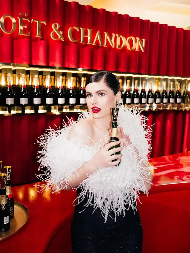 Pesona Alexandra Daddario dengan Makeup Look Bold Dramatis di Golden Globes 2025